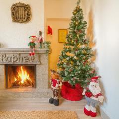 Cozy Christmas Stay - Near Beach - fireplace and Pool