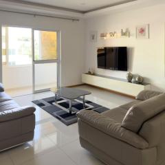 Spacious 3-bdr apt seafront, exterior pool - LCGR
