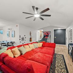 Near DT & UGA - 3 King Beds - Massage Chair - Games