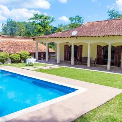 Sítio com piscina, churrasqueira e área arborizada
