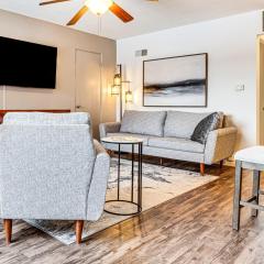 Walk to Park and Cafe Cozy Indianapolis Getaway