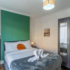 "Furnished Rentals Direct" DominionHouse cul-de-sac Home for 6 people in Anfield near LFC, Goodison Park, Free Street Parking, Suits Travellers, contractors and Family, Near Football action and 10 minutes drive to Liverpool City Centre