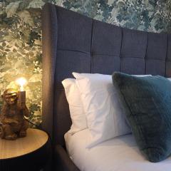 STYLISH & SPACIOUS 4 BEDROOM HOUSE - FREE DRIVEWAY PARKiNG