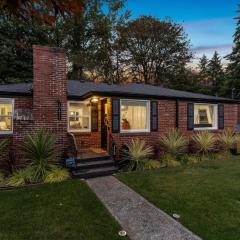 Family house w creek, fire pit & yoga deck