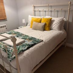 Fab city centre apartment with free parking