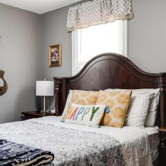 The Cozy Bungalow 3 parking fully fenced yard