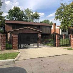 Luxury 3BR Home with Spa Pool, Gym & full backyard