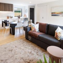 Bright Unit - 2 Queens & Sofa Bed