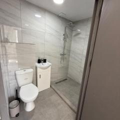 Charming studio flat in HA8, 6 mins walk to Edgware station