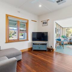 Bungalow on Hutton - Coastal Charm in Port Elliot