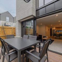 Gloucester Escape Modern 2BR with Outdoor Space