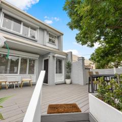 Beachside 6 - Breezy Coastal Stay near Henley Square