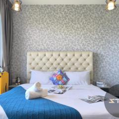 Almas Suites Couple Cozy Seaview Netflix By STAY