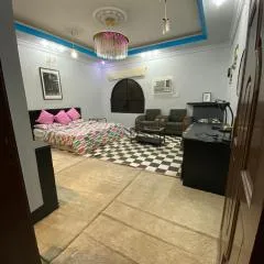 شقة بغرفتين ودورتين في الدور الأول5دقائق للحرم