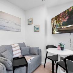 Hyde Lane Getaway Walk to Dining Shops & Sights