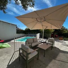 Chambre individuelle avec coin repas dans Villa avec Piscine