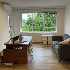 Private Cozy Flat in A Spacious Flat in Carnegie