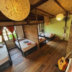 Sanctuary Hostel - Art & Adventure