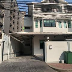 Oh Myy Napp Sukhumvit 3