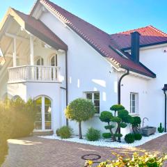 Luxusvilla mit Indoor Infinity Pool und Panorama Glas