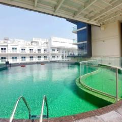 New Large 2BR Apt Sleeps 10 Adults with Pool Gym Parking and Wifi