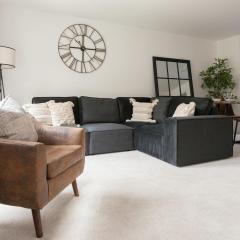 Runcorn Spacious Modern 3 bedroom House, 4 beds, On site Parking, Long stay deals