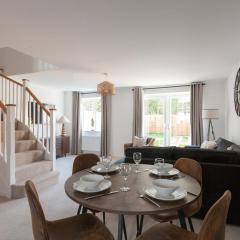 Runcorn Spacious Modern 3 bedroom House, 4 beds, On site Parking, Long stay deals