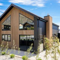 Marvellous on Muster - family home, mountain views