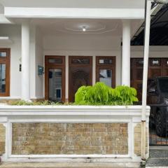 Daffodil House Proper Guest House Near Malioboro