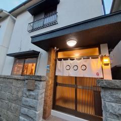 Out of Office Hostel by 旅路