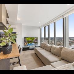 Gorgeous High-Rise Unit with Sky Bar Pool and Gym