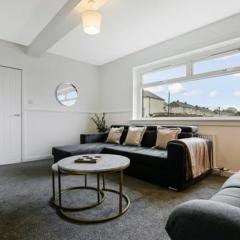 Free Parking - Central - Sleeps 6 - 3 Bedrooms