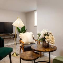 Modern Cozy Bright 2BR Lower Unit w private entry