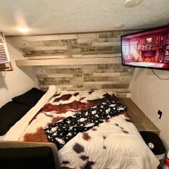 Cozy RV Farm Stay with Hot Tub WiFi and Coffee 5 Min to AHCL Hospital and Redbud Park