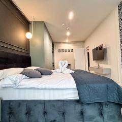 Sky Heaven - Airport 2 Bedroom Apartment - Private Parking