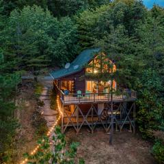 1 bedroom with a loft and hot tub cabin 45 minutes to Asheville
