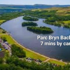 Cosy Spacious House within walking distance of Train Links