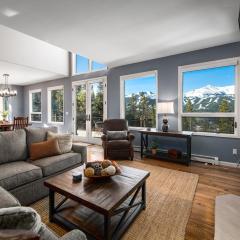 Ten Peaks Lookout Home: Incredible Views, Hot Tub