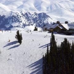 Snow Creek 1557 - Pool & Hot Tub + Ski-in/Ski-out