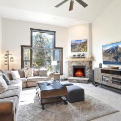 Red Hawk Townhome - Walk to Lifts, Pool/Hot Tub Access