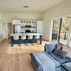 Hygge Hideaway - Breathtaking Lake View & Hot Tub