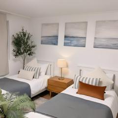 New Open 홍대입구역 3번 출구 앞, 집전체 방3 거실 주방, 퀸 3개,싱글 1개