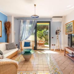 Villa Ray - Front row beachfront with garden