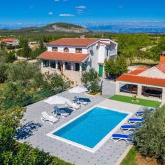 Holiday Home Tonka with pool