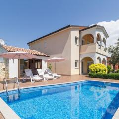 Schönes Ferienhaus Mit Swimmingpool