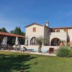 Neues Haus mit vier Schlafzimmern, eigenem Pool und großem Garten