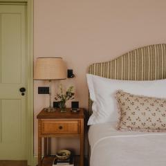 Luxury Landmark Stay in the Cotswolds with terrace