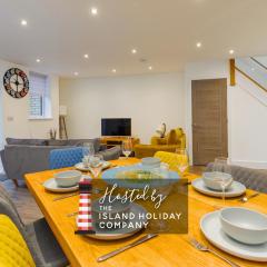 Jollys-Contemporary Beachfront Property, Pet Friendly with Hot Tub