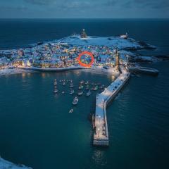 SMUGGLERS HIDE or SMUGGLERS CABIN - EITHER a 2 Bedroom FISHERMANS COTTAGE with Childs Bunk and HARBOUR VIEWS - OR a ground floor private small CABIN ROOM - 10 Metres To Sea Front - Book Both for a 3 Bed House - 2023 GLOBAL REFURBISHMENT AWARD WINNER