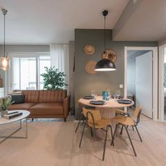 Stylish 2BR with Balcony, Free Parking, 24h Shop